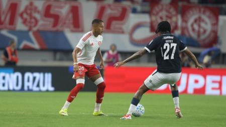 Vitinho, do Inter, e Kayky, do Remo, em ação no duelo entre as equipes pelo Brasileirão