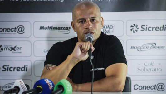 Alex na apresentação como técnico do Athletic