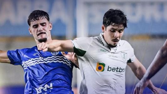 Jogadores de Barra e América em ação durante jogo pela Copa do Brasil