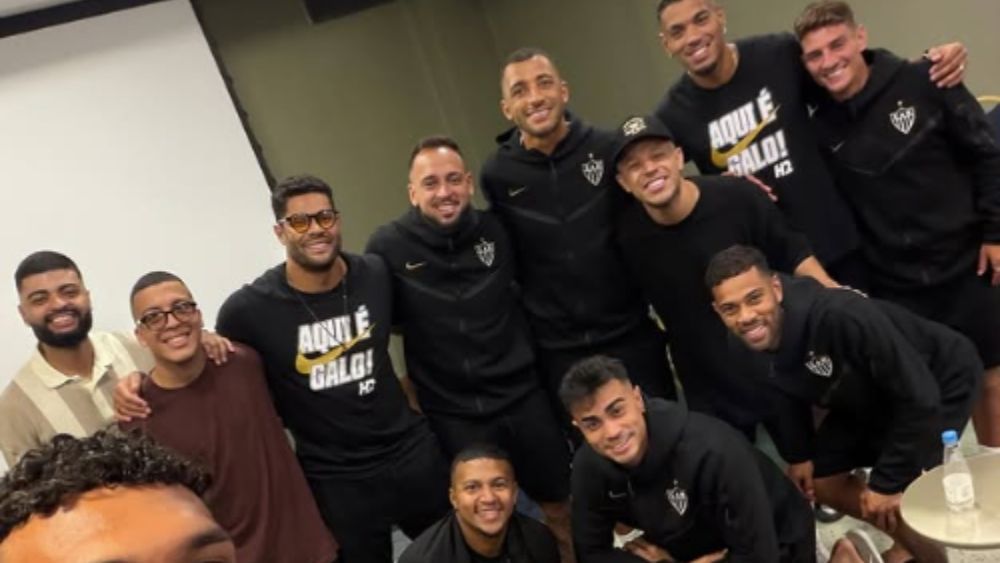 Elenco do Atlético recebe visita de cantor gospel antes de jogo do Brasileiro