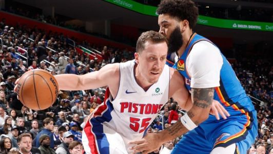 Jogadores do Detroit Pistons e Thunder em partida pela NBA