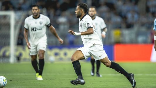 Renan Lodi em ação pelo Atlético contra o Grêmio, pela Série A do Campeonato Brasileiro