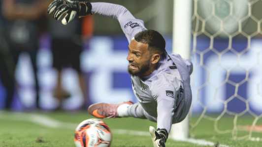 Goleiro Everson em atuação pelo Atlético