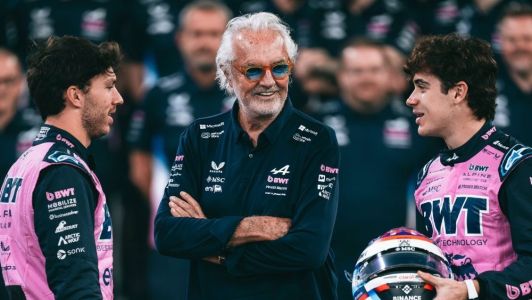 Flavio Briatore (ao centro), chefe de equipe da Alpine, ao lado de Pierre Gasly (à esq.) e Franco Colapinto (à dir.), pilotos da equipe