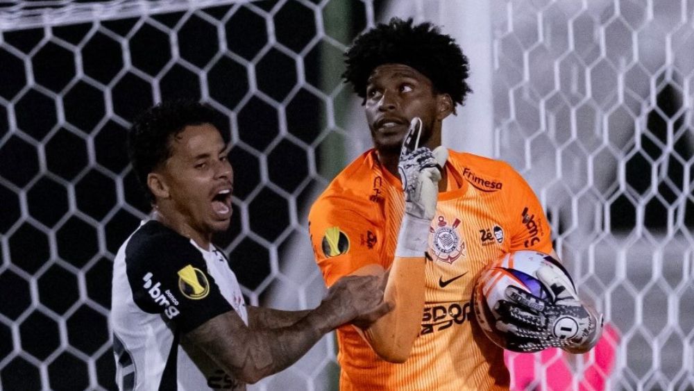 Portuguesa identifica responsáveis por racismo contra Hugo Souza; veja punição