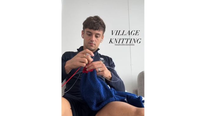 Tom Daley tricota em seu tempo livre entre treinamentos e concentração