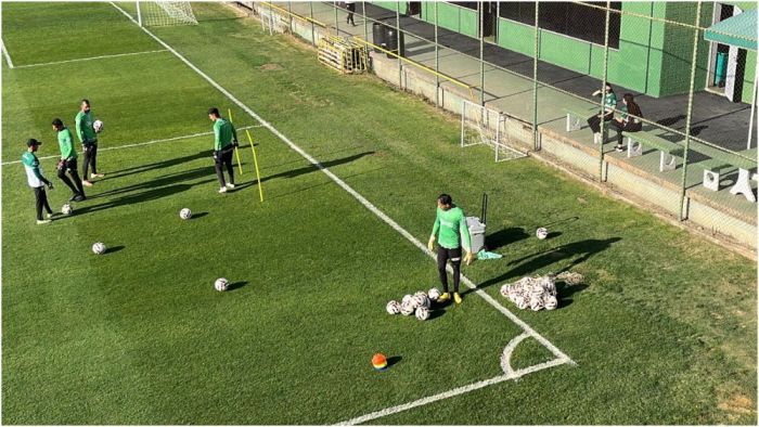 Matheus Mendes durante treino desta quarta-feira (13), no CT Lanna Drumond 