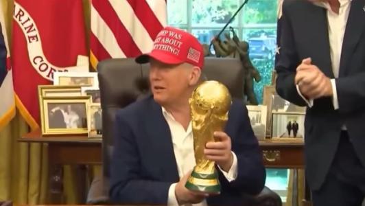 Donald Trump com a taça da Copa do Mundo