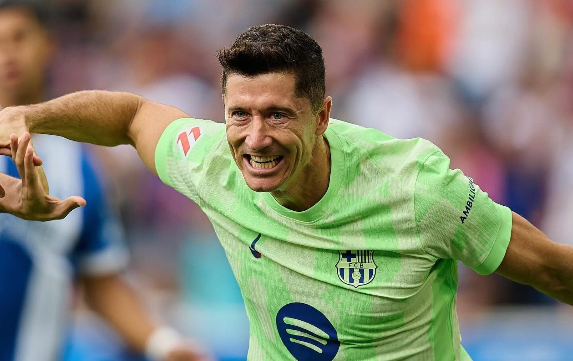 Lewandowski faz três, Barcelona goleia Alavés e se isola no Espanhol