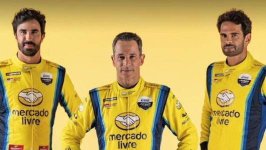 Cesar Ramos (à esq.), Helio Castroneves (centro) e Thiago Camilo (à dir.), pilotos da Mercado Livre Racing