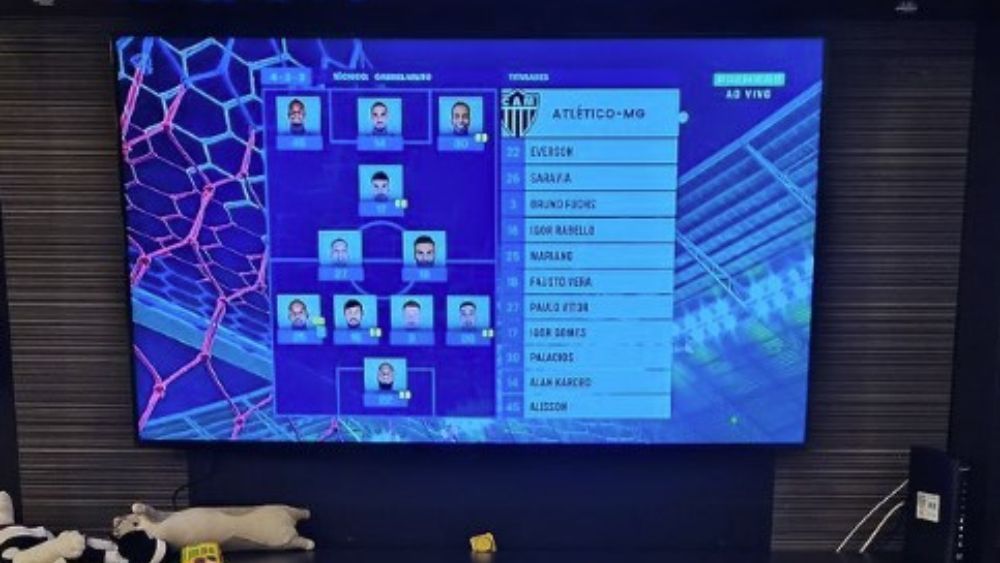 Jogador do Atlético volta da seleção e assiste a jogo contra o Fortaleza
