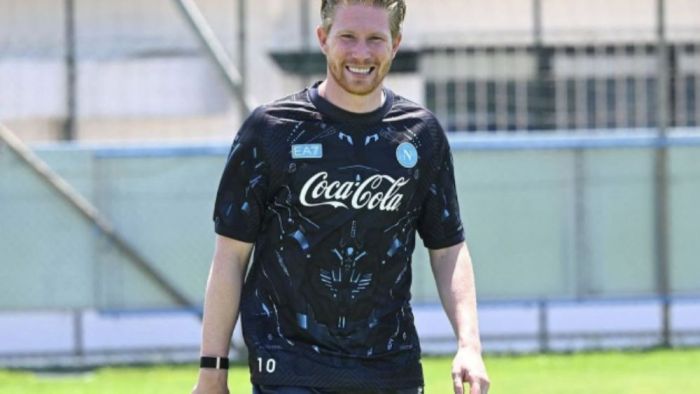 Kevin De Bruyne treina com a camisa 10 do Napoli