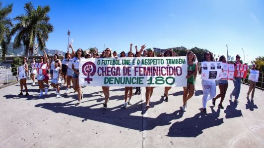 Torcedas realizam caminhada contra o feminícidio antes da partida entre Fluminense e Athletico-PR neste domingo (15)