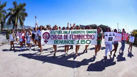 Torcedas realizam caminhada contra o feminícidio antes da partida entre Fluminense e Athletico-PR neste domingo (15)