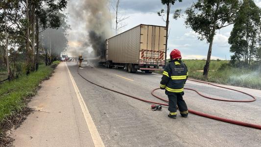 Um motorista ficou preso às ferragens e morreu no local, já o outro morreu em decorrência dos ferimentos. • Corpo de Bombeiros Militar de Minas Gerais