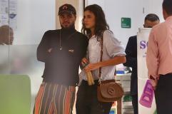 Casal foi visto saindo de uma farmácia