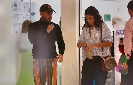 Casal foi visto saindo de uma farmácia