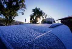 Carros congelados, tradicionais pontos turísticos cobertos por uma fina camada de gelo e temperatura negativa iniciaram o dia dos curitibanos nesta quarta-feira (25)