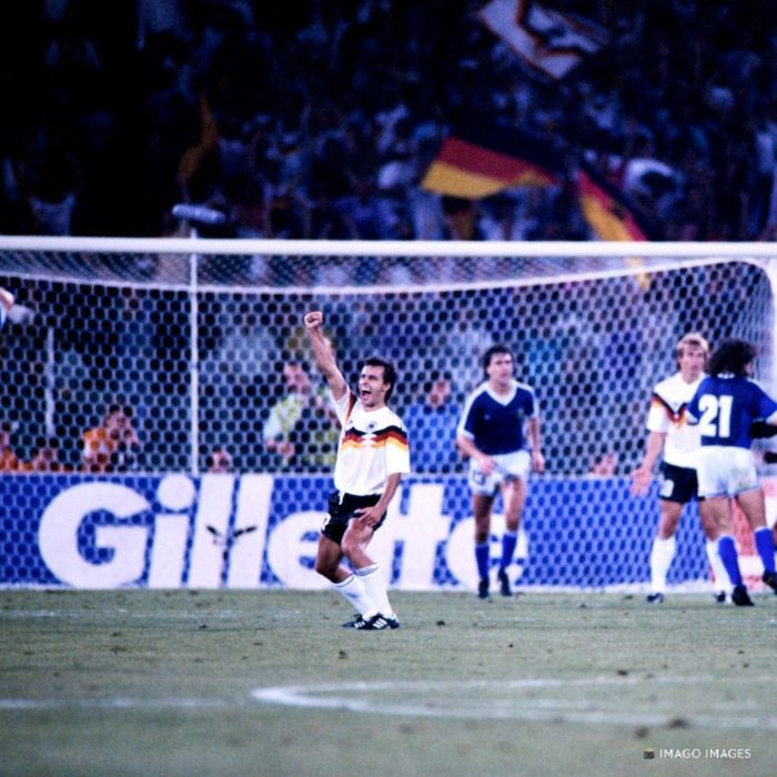 Pierre Littbarski comemora na final da Copa do Mundo de 1990 entre Alemanha e Argentina