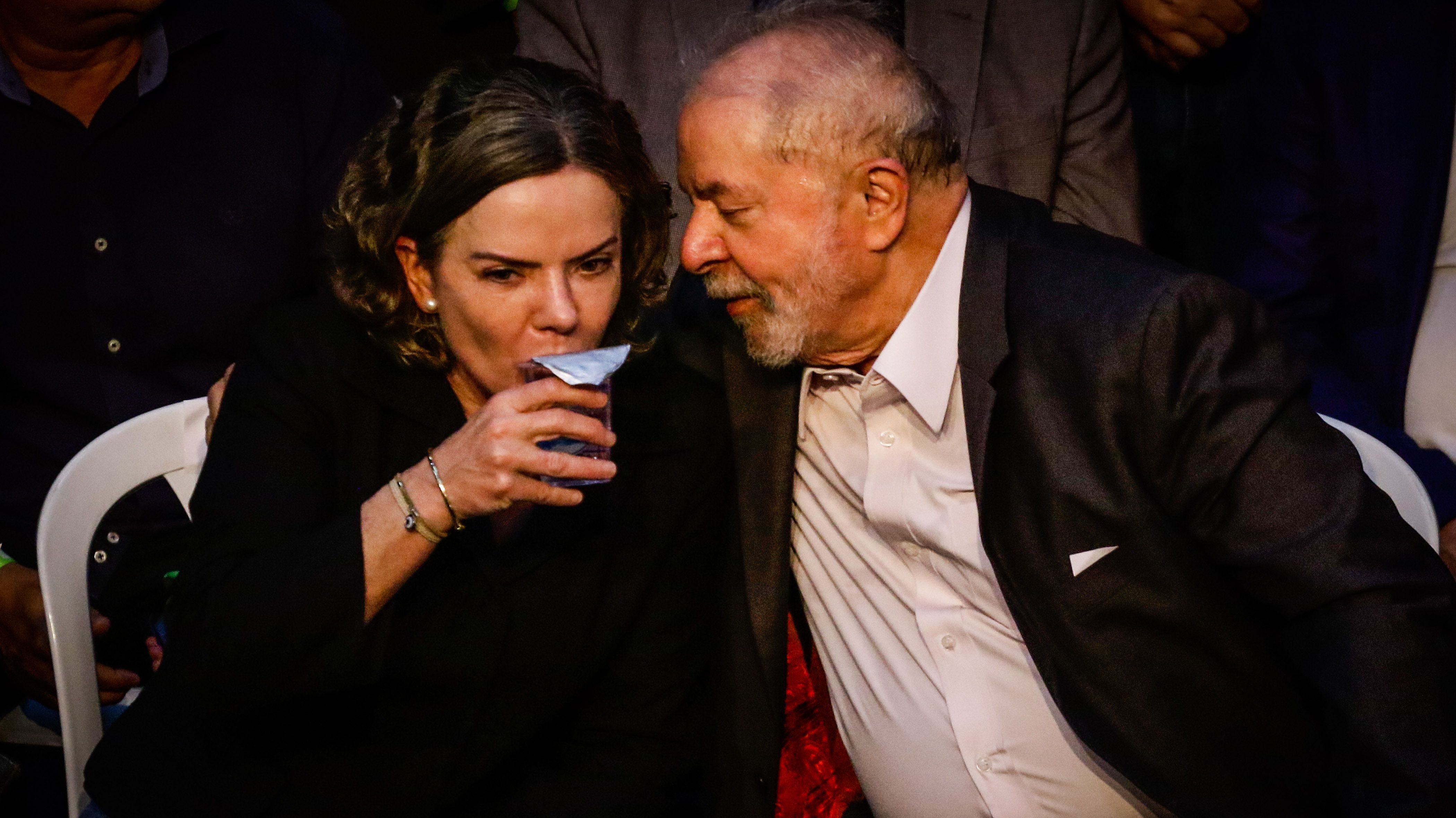 Gleisi conversa com Lula sobre acidente doméstico: ‘ele está muito bem’
