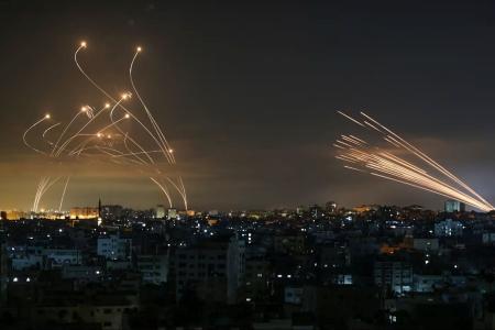 Sistema de defesa aérea Domo de Ferro lançando mísseis em Israel