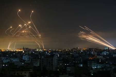 Sistema de defesa aérea Domo de Ferro lançando mísseis em Israel • Getty Images