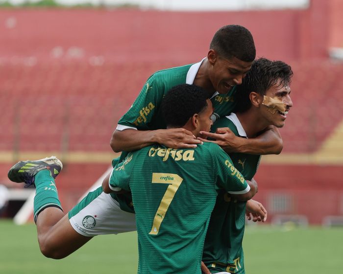 Murilo Dourado, que sofreu corte no rosto, fez um dos gols do Palmeiras