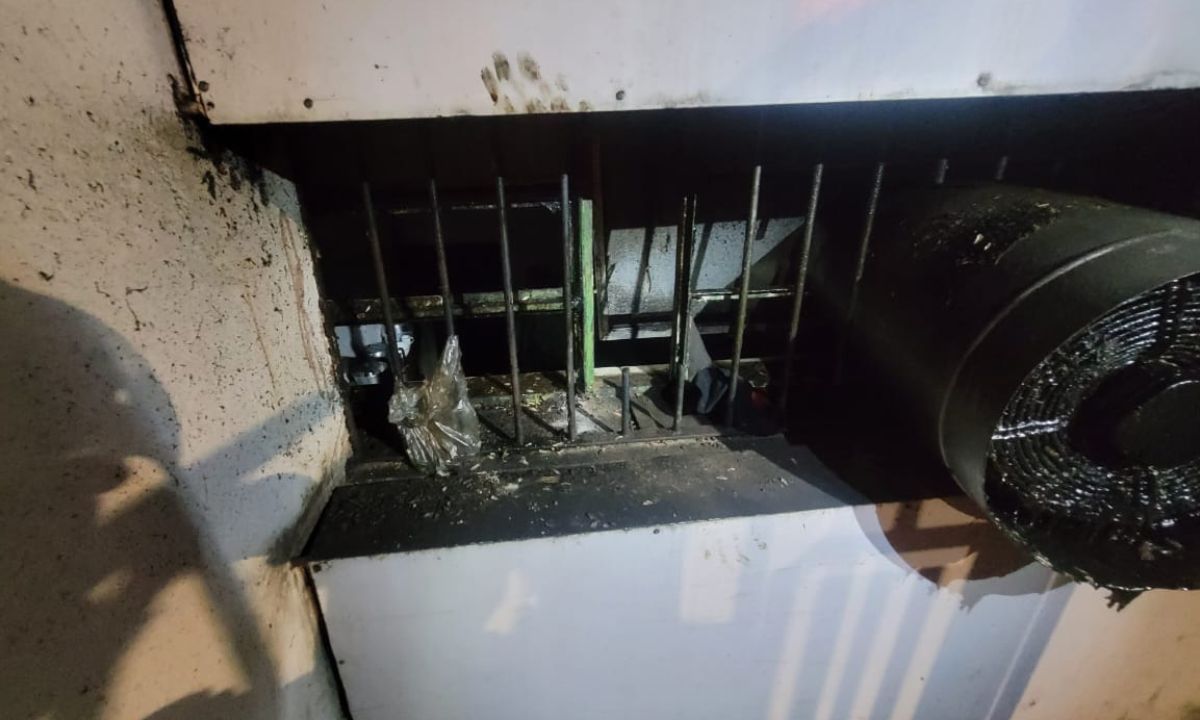 Tentativa de furto na sexta-feira 13 termina com ladrão preso em grade de pizzaria em MG