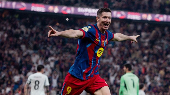 Lewandowski comemora gol do Barcelona na Supercopa da Espanha
