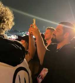 Sandy reúne familiares ao cantar com Jacob Collier