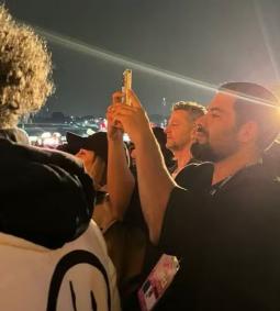 Sandy reúne familiares ao cantar com Jacob Collier