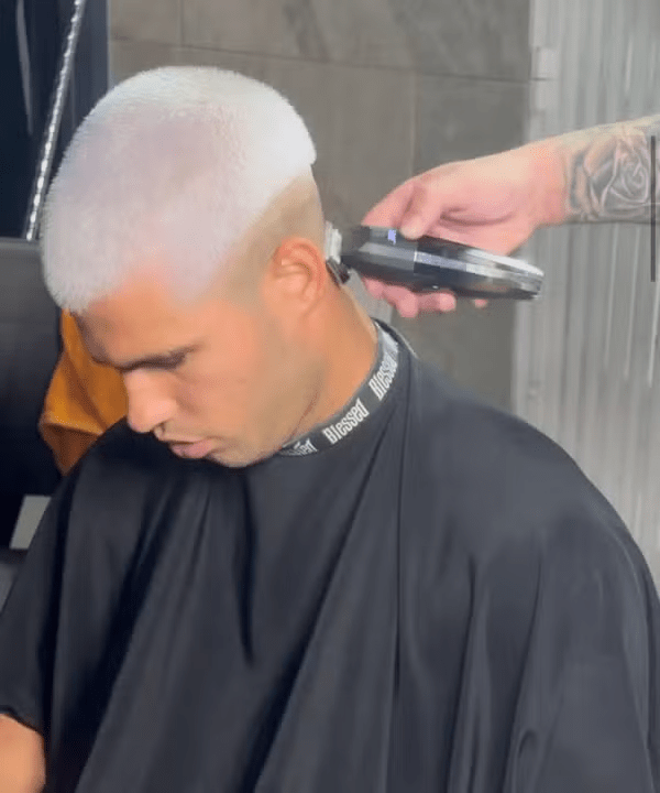 Novo visual de Carlos Alcaraz, com os cabelos platinados