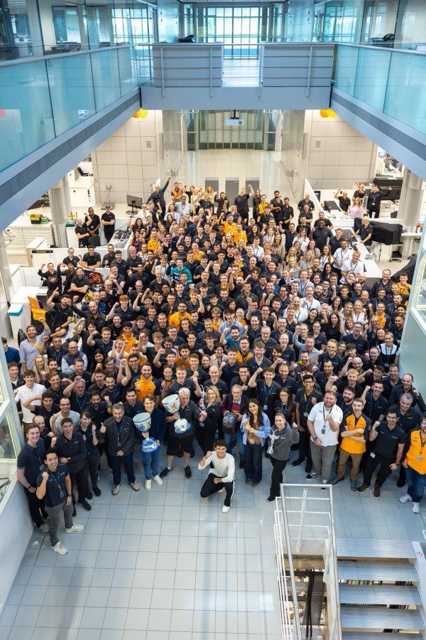 Funcionários da McLaren celebram resultado da equipe na fábrica da escuderia