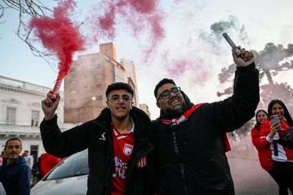 Festa da torcida do Estudiantes antes do jogo com o Flamengo, pela Libertadores