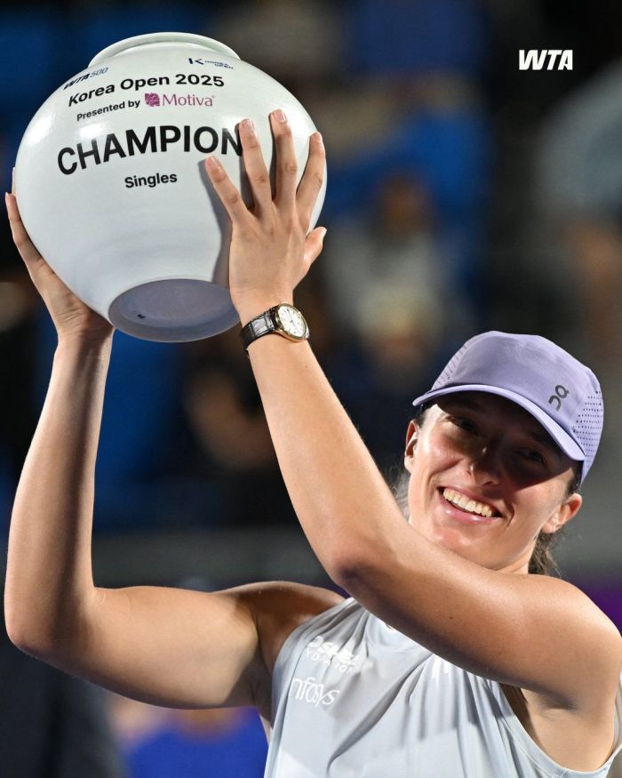 Iga Swiatek e o troféu do WTA 500 de Seul
