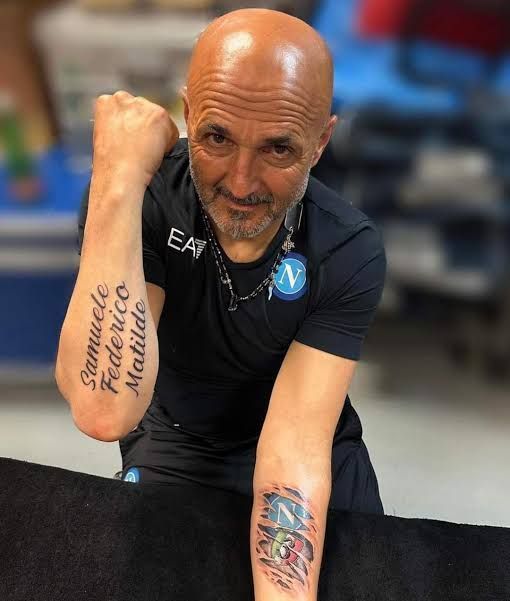 Luciano Spalletti mostra tatuagem do escudo do Napoli