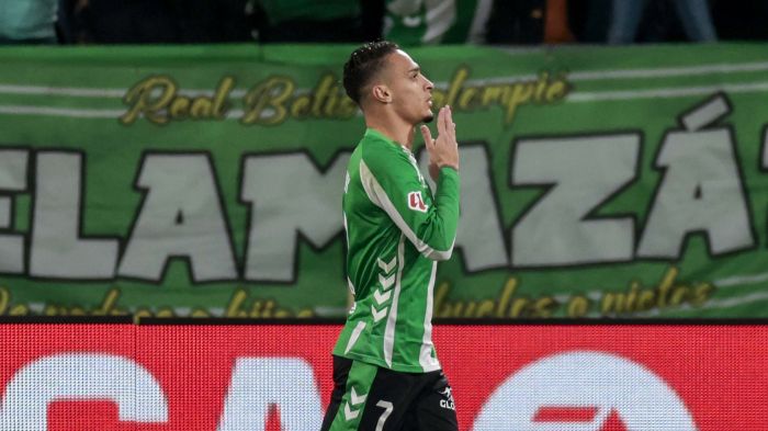 Antony marcou um dos gols do Real Betis sobre o Barcelona