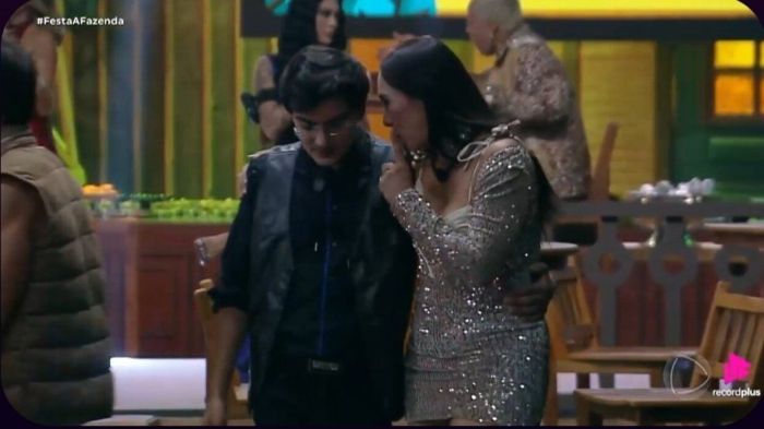 Dudu Camargo e Yoná conversam na festa