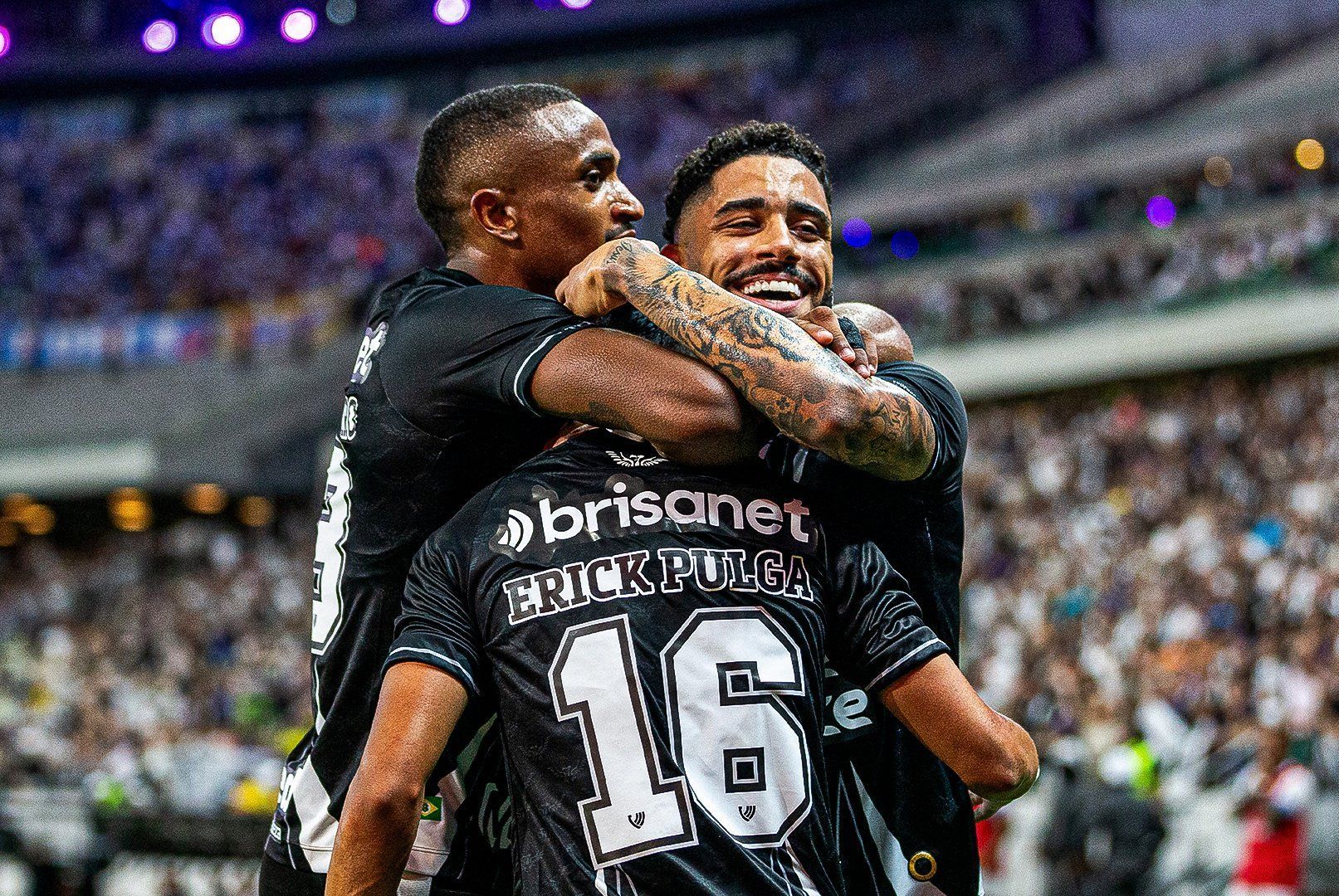 Ceará derrota Paysandu na Série B e segue vivo em briga pelo acesso
