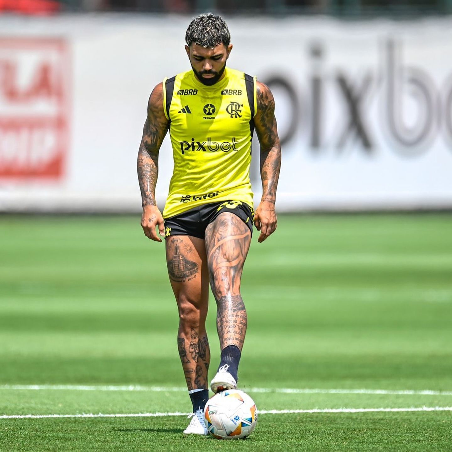 Com Gabigol, Flamengo faz último treino no Rio antes de embarque para o Uruguai