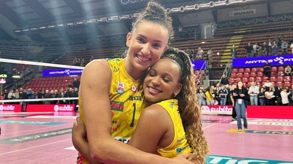 Na Itália, Rebeca Andrade assiste a jogo de Gabi Guimarães e ganha presente