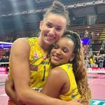 Na Itália, Rebeca Andrade assiste a jogo de Gabi Guimarães e ganha presente