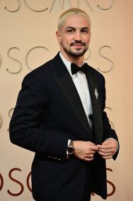 Gabriel Leone, de O Agente Secreto, chega para cerimônia do Oscar