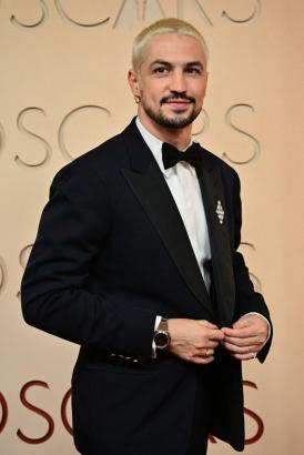 Gabriel Leone, de O Agente Secreto, chega para cerimônia do Oscar