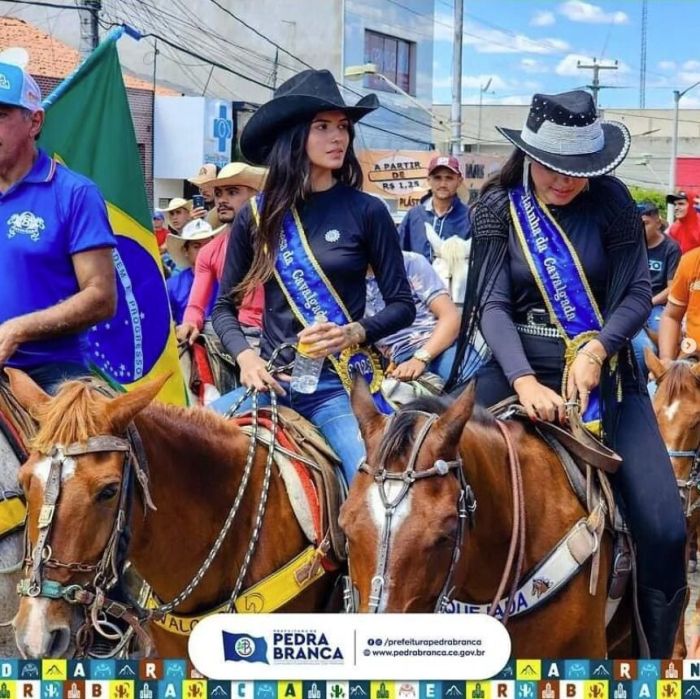 Gabrielly Moreira, modelo e Rainha da Cavalgada no Ceará, aparece do lado esquerdo da foto.