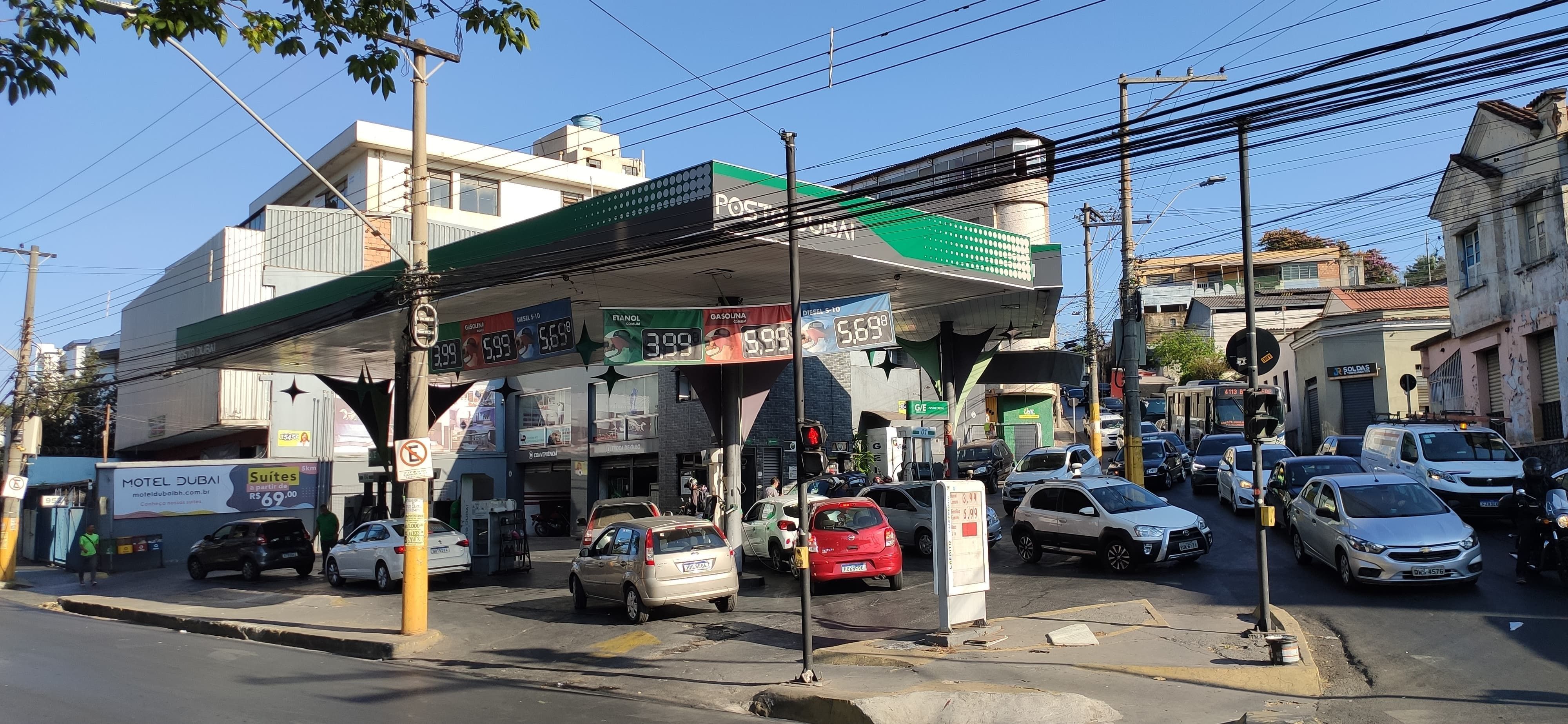 Postos que vendem gasolina mais barata de BH têm filas o tempo todo: ‘Preço excelente’