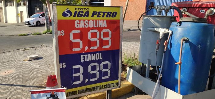 Gasolina a R$ 5,99 faz posto lotar em BH Gasolina a R$ 5,99 faz posto lotar em BH