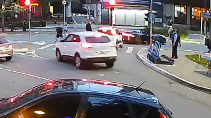 Gato Preto e Bia Miranda foram flagrados furando dois sinais antes de bater Porsche de R$ 1,5 milhão, em SP.