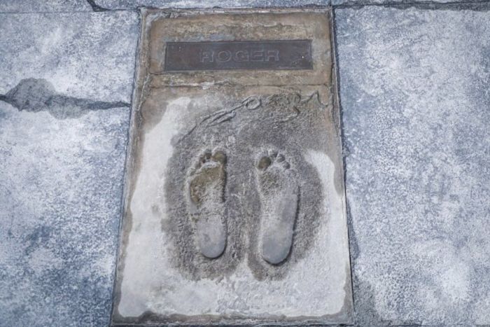 Placa com pés de Roger na calçada da fama foi revitalizada pelo Grêmio