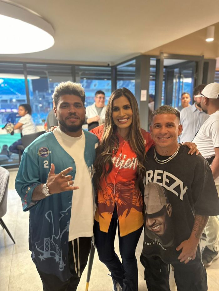Soteldo posou para foto junto com a jornalista Maria Bastidas